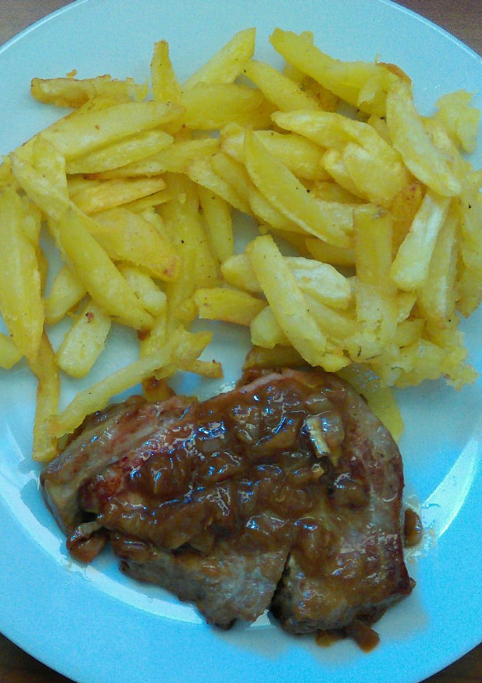 Una foto de Atún encebollado con patatas fritas