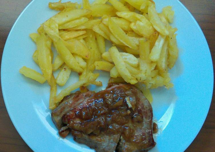 Atún encebollado con patatas fritas
