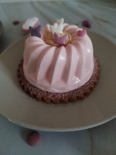 Une photo de Panna cotta ganache pâte à tartiner au biscuit rose