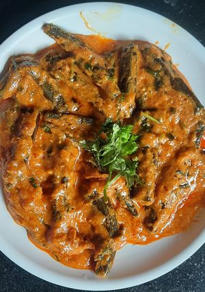 दही भेंडी (dahi bhendi recipe in marathi) रेसिपी चे मुख्य फोटो