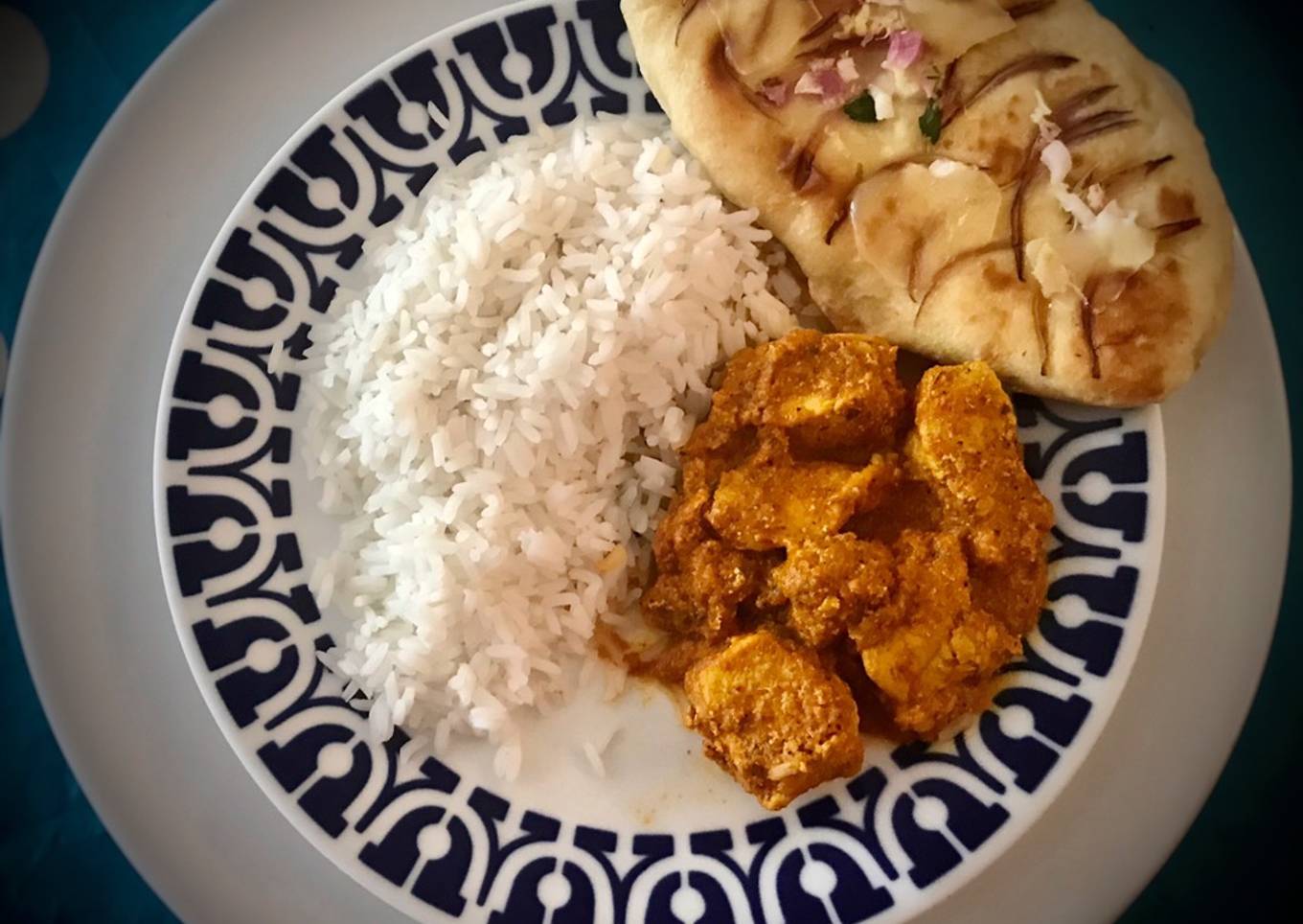 Pollo tikka malasa con pan naan y arroz largo