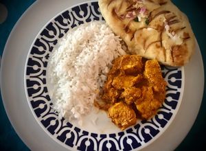 Foto principal de Pollo tikka malasa con pan naan y arroz largo