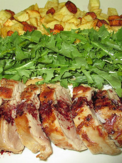 Una foto de Solomillo de cerdo al horno con patatas y ensalada