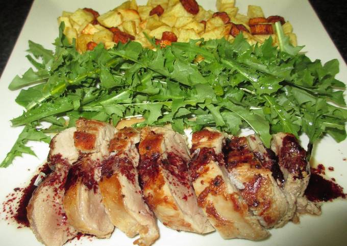 Foto principal de Solomillo de cerdo al horno con patatas y ensalada