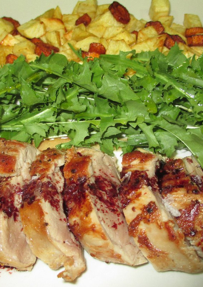Una foto de Solomillo de cerdo al horno con patatas y ensalada