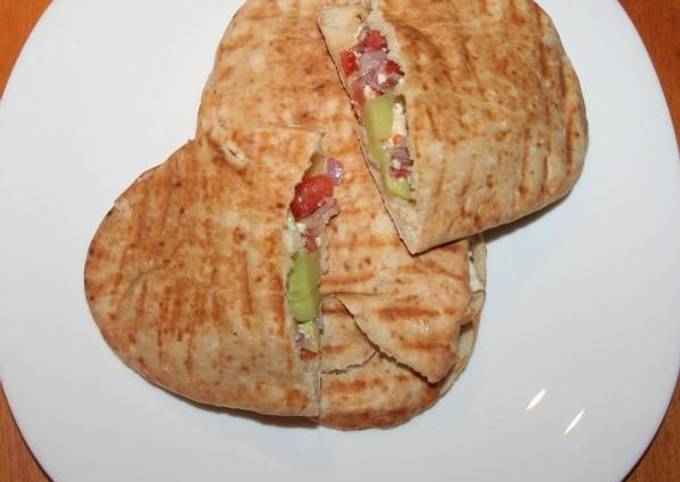 κύρια φωτογραφία συνταγής Σάντουιτς χωριάτικης σαλάτας μέσα σε κυπριακή πίτα