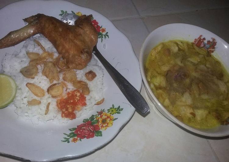 Soto Ayam Ceker & Sayap Goreng (dengan taburan kentang krispi)