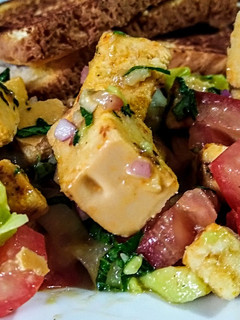 Una foto de ENSALADA Toscana...!🍅🥑