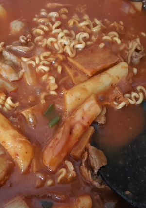 A picture of Rich Tteokbokki (dukbokki) korean rice cake.