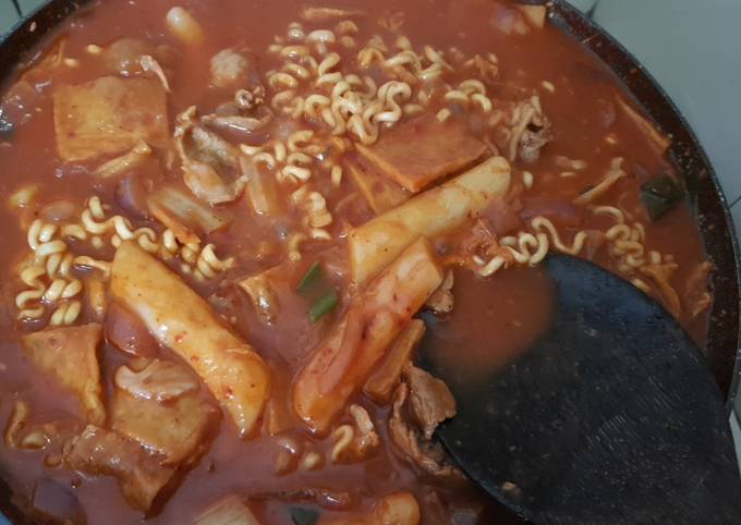 Rich Tteokbokki (dukbokki) korean rice cake