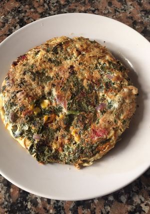 Una foto de Tortilla de Kale y Mix de Verduras 🍅 🥬🌶