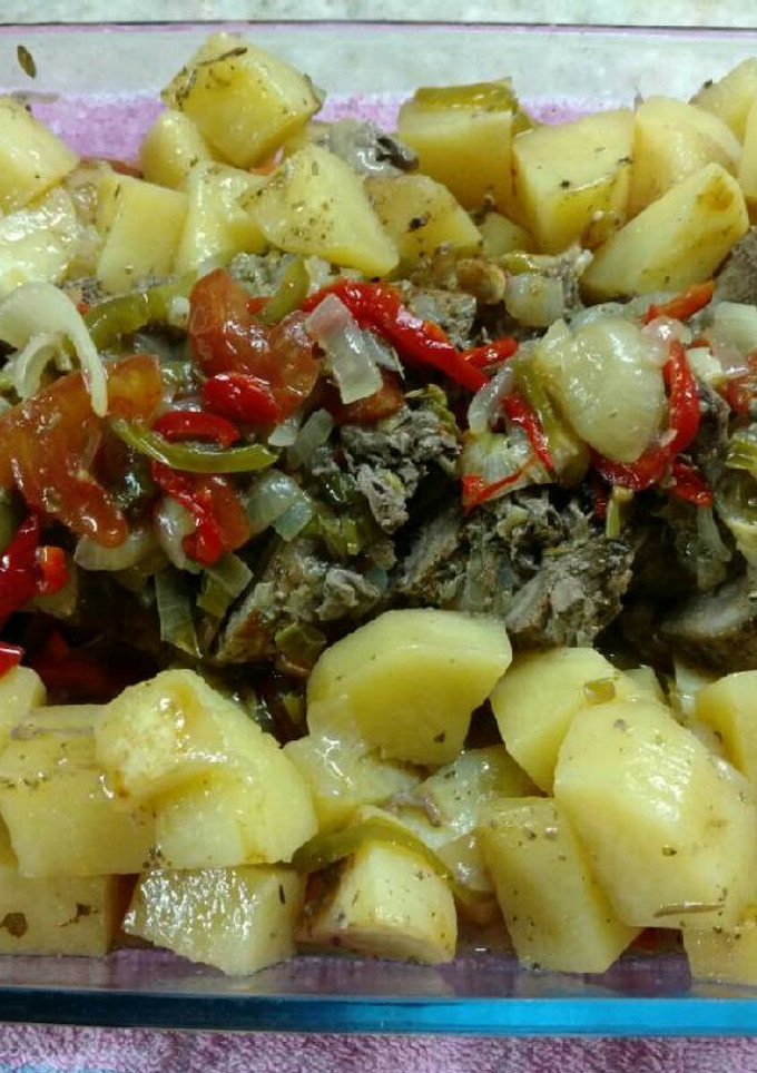 Una foto de Colita de cuadril al horno con papas