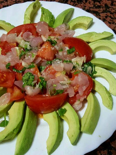 Una foto de Ensalada de tomate y aguacate
