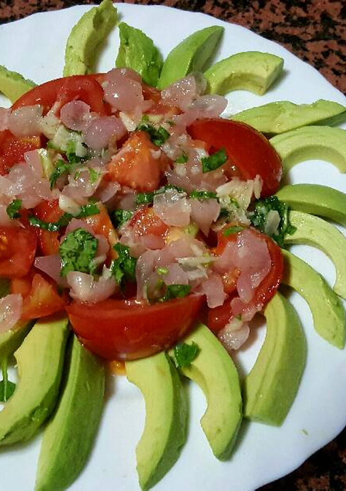 Una foto de Ensalada de tomate y aguacate