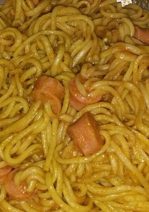 Una foto de Pastas con salchichas a la salsa yor
