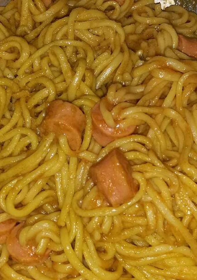 Una foto de Pastas con salchichas a la salsa yor