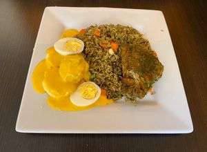 Una foto de Un Clásico Arroz con pollo y papa a la huancaína
