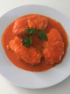 Una foto de Rape con salsa de pimientos rojos