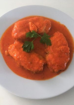 Una foto de Rape con salsa de pimientos rojos