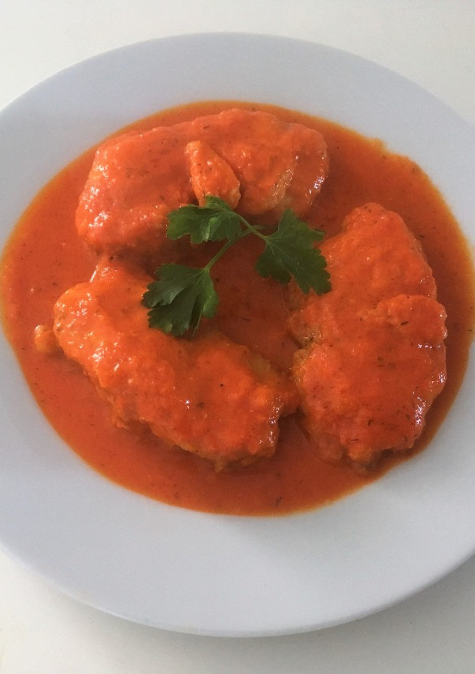 Una foto de Rape con salsa de pimientos rojos