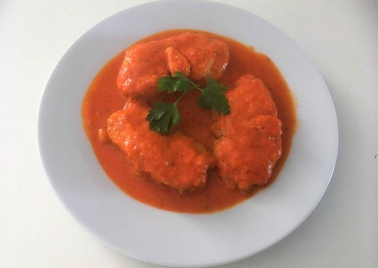 Rape con salsa de pimientos rojos
