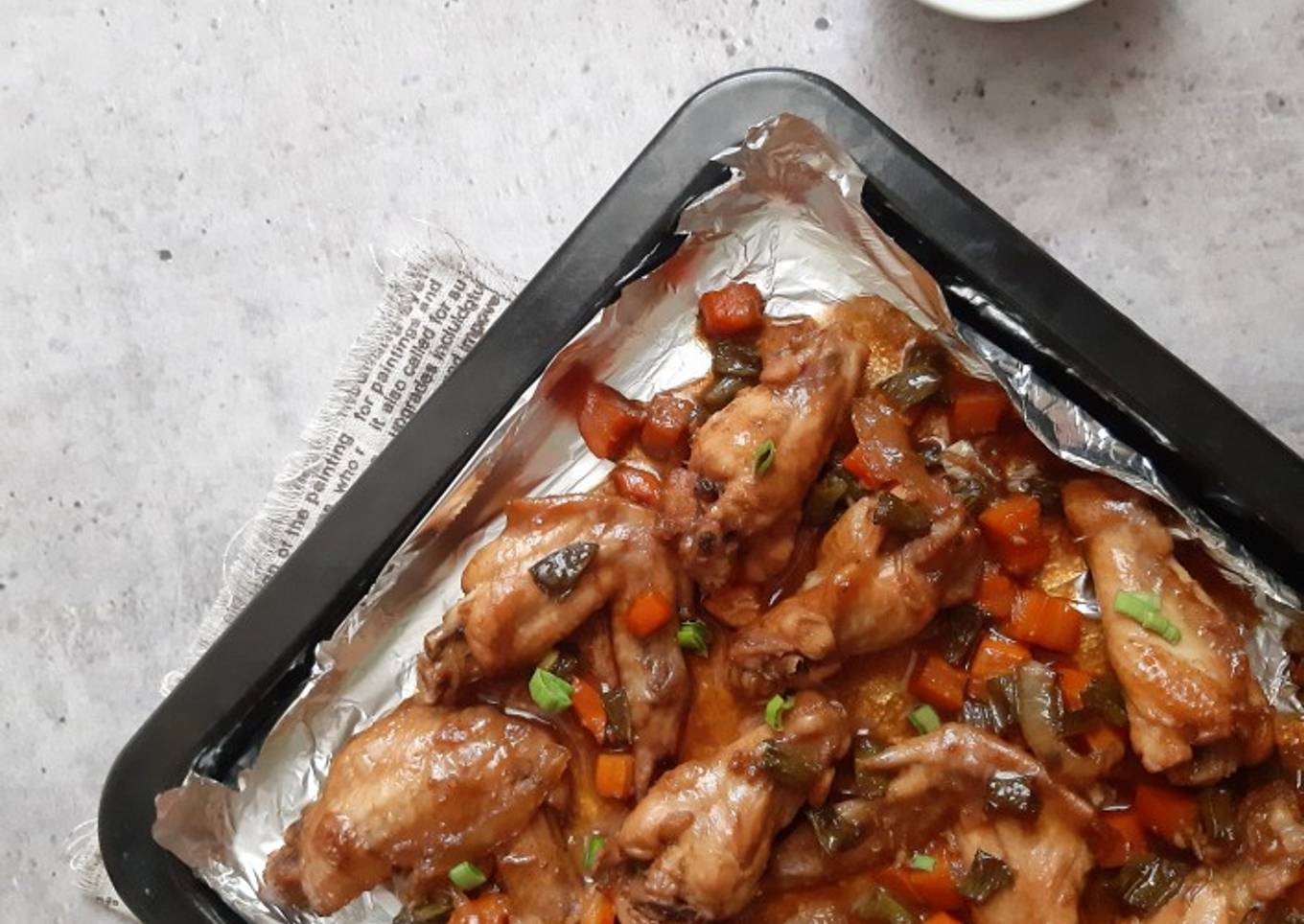 Baked chicken wings and veggie