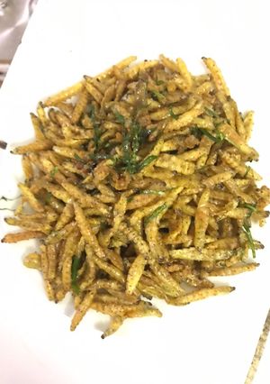 Hình của món Tằm rang lá chanh.