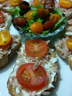 Una foto de Tostas de queso, atún y tomates cherry