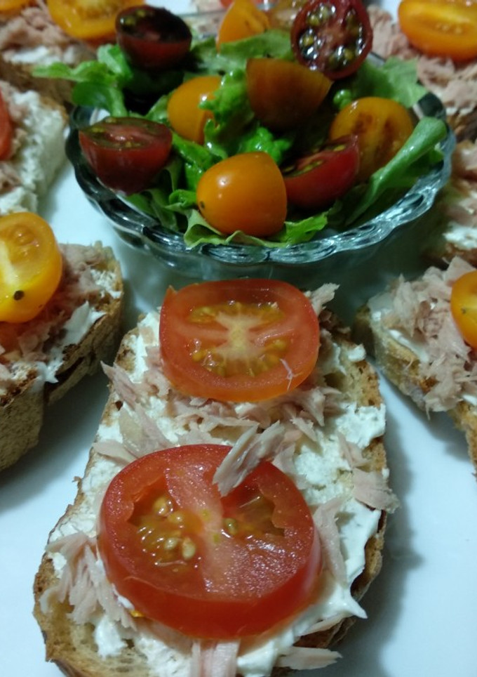 Una foto de Tostas de queso, atún y tomates cherry