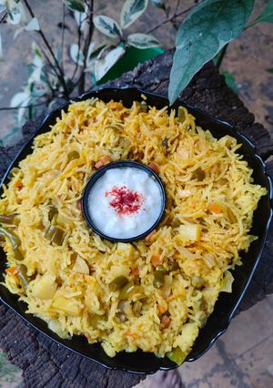 A picture of One pot vegetable pulao.