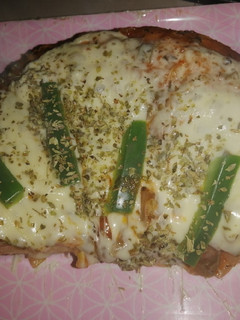 Una foto de Pizza con muzzarella y morrón 🍕