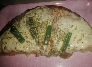 Una foto de Pizza con muzzarella y morrón 🍕