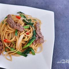 A picture of Beef Fried Spaghetti 불고기 볶음 스파게티.