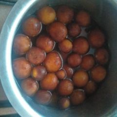 A picture of Gulab jamun.