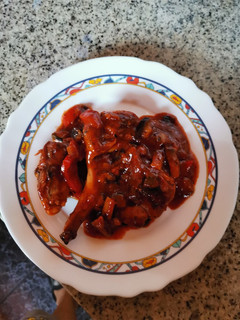 Una foto de Conejo troceado con verduritas y tomate