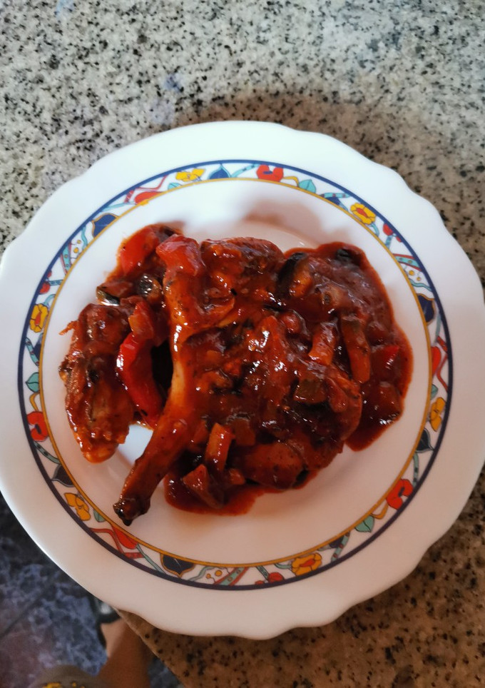 Una foto de Conejo troceado con verduritas y tomate