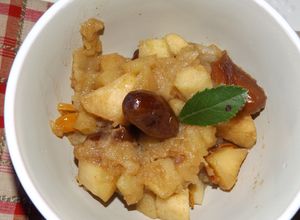 Una foto de Manzanas viejas con dátiles al aroma de macís