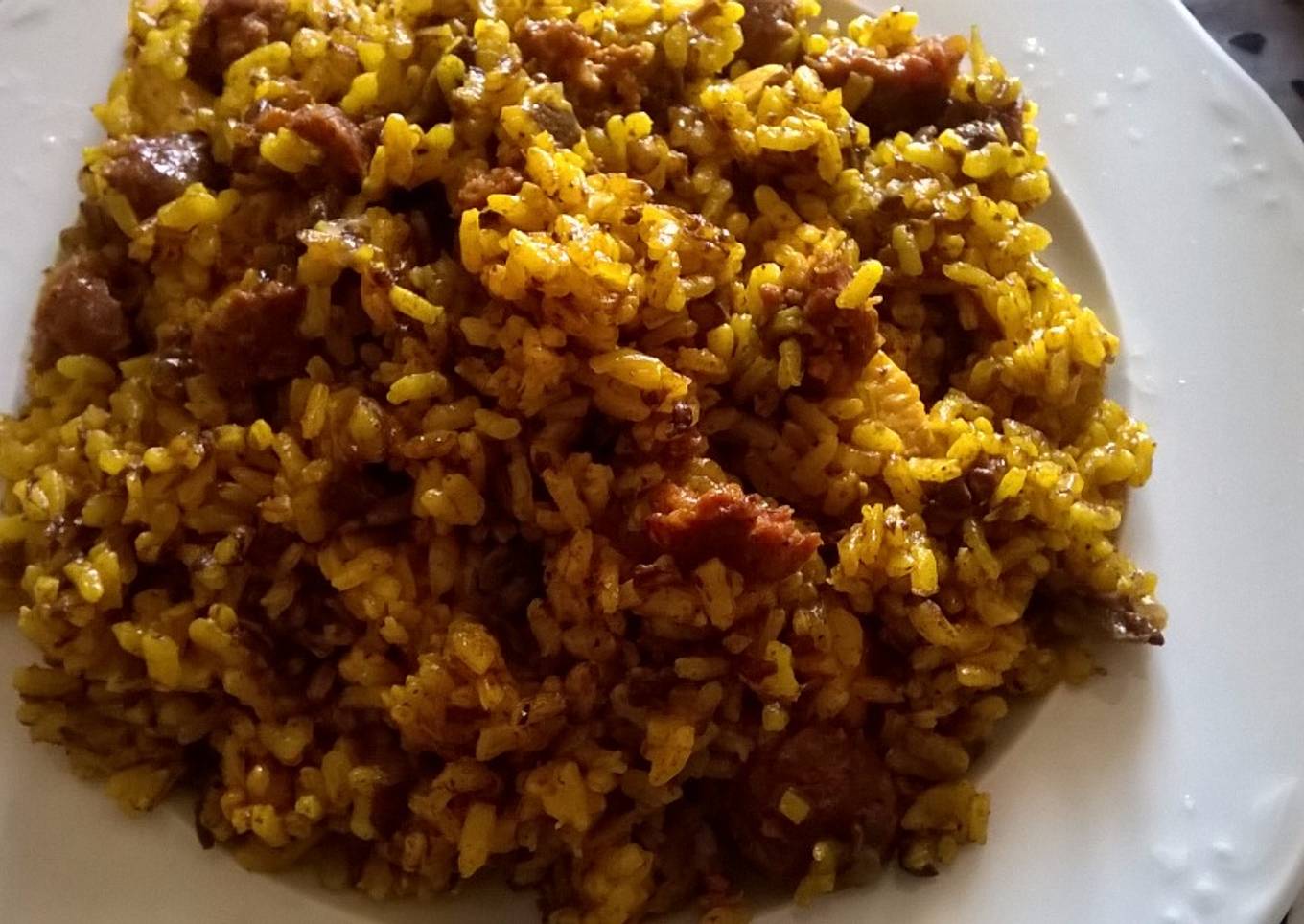 Arroz seco con longaniza, pollo y morcilla invisible