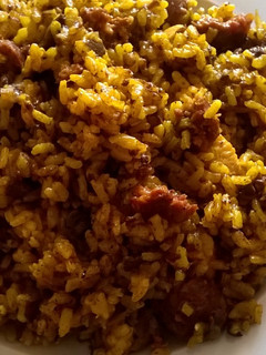 Una foto de Arroz seco con longaniza, pollo y morcilla invisible