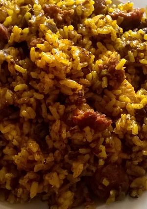 Una foto de Arroz seco con longaniza, pollo y morcilla invisible