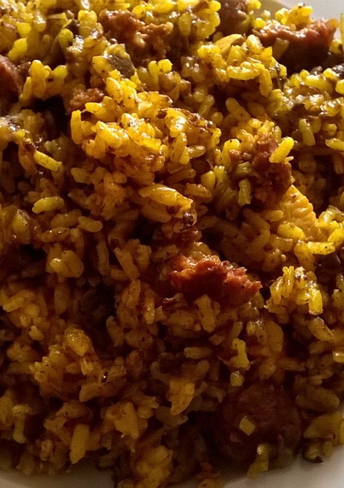 Una foto de Arroz seco con longaniza, pollo y morcilla invisible