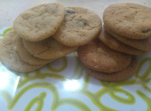 Una foto de Galletas de chocolate blanco y arándanos y de chocochips