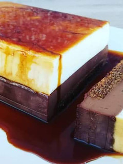Una foto de Pastel sin horno con chocolate blanco y negro