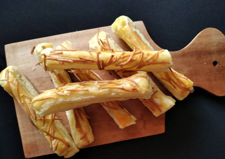Langkah Mudah untuk Menyiapkan Cheese stick puff pastry yang Menggugah Selera