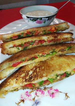 A picture of Onion tomato sandwich.
