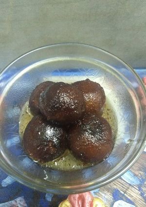 A picture of Gulab jamuns.