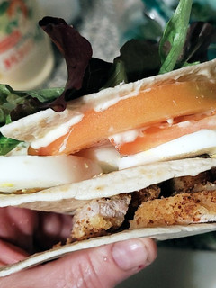Una foto de Wrap Hack con lomo rebozado, tomate, lechuga y huevo duro