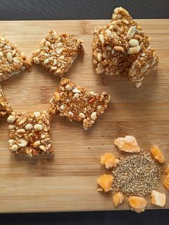 સીંગદાણા તલની ચીકી (Peanuts Tal Chikki Recipe in Gujarati) રેસીપી મુખ્ય ફોટો