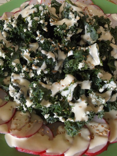 Una foto de Ensalada de kale y rabanitos con mayonesa especial