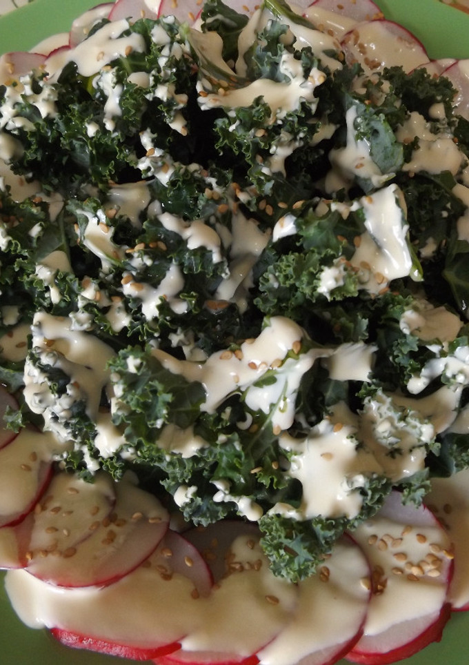Una foto de Ensalada de kale y rabanitos con mayonesa especial